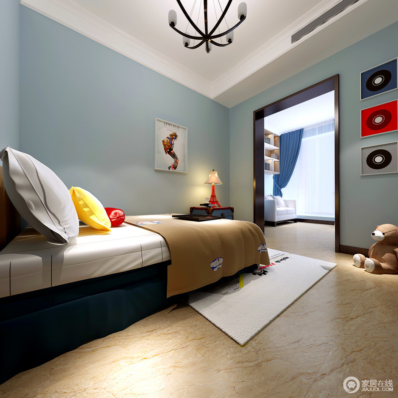 清爽的水蓝色将儿童房与休闲室相连，空间透着欢快愉悦的清新感；墙上装饰的画作、床品和灯饰，红黄白糖果色般跳跃鲜亮点缀，赋予空间明媚活力。