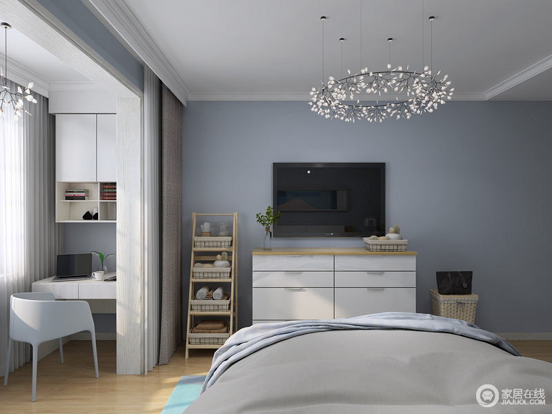 卧室以蓝色漆粉刷墙面，搭配白色书柜、电视柜，营造了一份蓝白的纯净；吊灯组成地花卉造型赋予空间更多的现代意味，让空间格外大气。