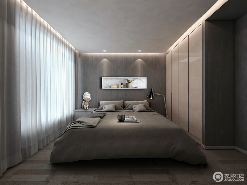 卧室从立面、床品和木地板都以深灰色为主，却十分沉稳，而白色窗帘将一丝明快置于室内，对比出层次感；利用墙体结构格出一个置物台，因生活气息让一切冷调也暖和起来。