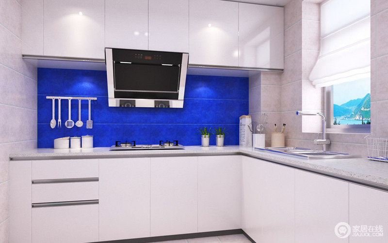 厨房使用白色与蓝色相结合，简单利落，从视觉效果上更为整洁。兼具美观和实用，各种工具的收放位置都加以分类整理，视觉上更赏心悦目。整体橱柜与进口瓷砖使整个厨房井然有序。