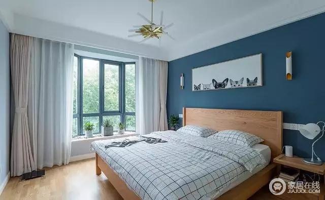主卧墙面刷成蓝色，搭配原木色的床，清新又舒适！