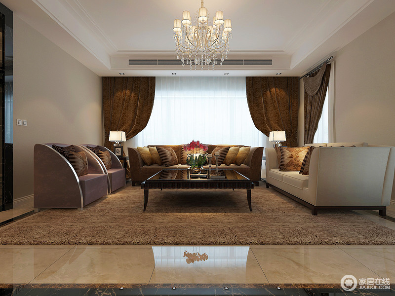 客厅深邃的褐色与神秘的紫色及浪漫的浅米色，演绎着简欧的古典和优雅，柔软的绒质地毯与靠包色调呼应，空间流露出尊贵的大气，简约的布置陈列中尽显质感的精致和韵味。