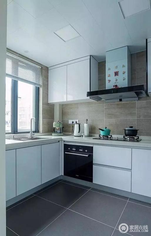 厨房，简单的黑白灰色调搭配，呈现出一个干净、明亮的空间！