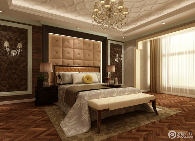 卧室天花顶与地板营造一种流动感，姿态优雅的印花点缀在对称壁灯咖色背景上，与灰紫床品、褐黄地毯呼应，深浅色调形成过渡层次，营造出静谧安和的环境。