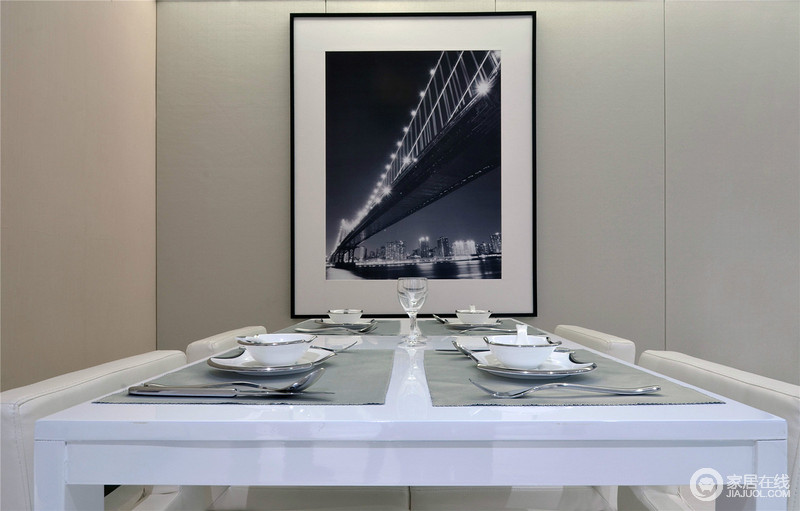 餐厅十分简单，在现代线条的基础上将实用之能作为空间的重点，让你感受到一种生活的自在；白色的墙面与家具连为一体，却质感不同，因为一副黑白照和餐盘让生活更具仪式感。
