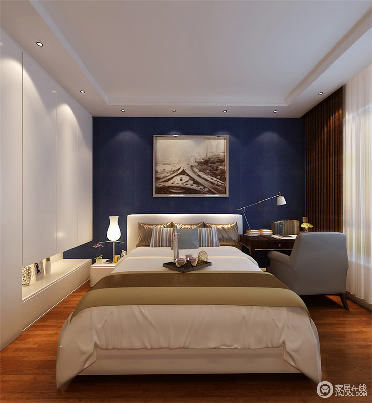 以纯白色家具来搭配深蓝色墙面，流畅的线条，色彩强烈的对比，使得整个空间呈现出既有理性的沉稳，又有感性的活泼。靠窗床头柜，划分出小小的办公环境，营造居室的多功能性。