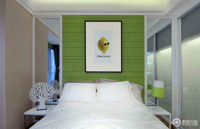 卧室的设计以功能为主，嵌入式衣柜的推拉门节省了空间；背景墙的镜面设计增加了空间的通透性，而绿色板材位于中央与白色床品形成清新之调，让你感受到缓缓而来的舒适，柠檬先生的挂画俏皮可爱，注入活力。