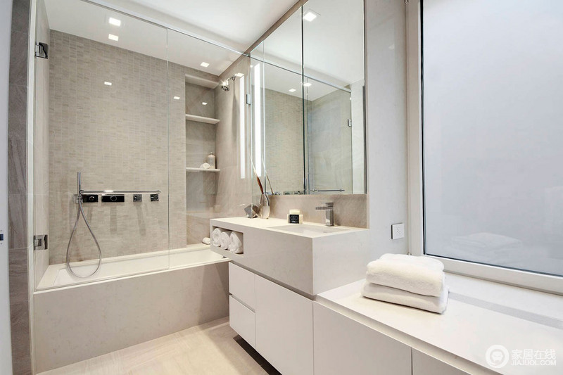 在这个直线条的卫浴间里，笔直的画面让人感到不拖沓，浅驼色和白色形成简洁，各个功能区划分明晰，让人眼前一亮。