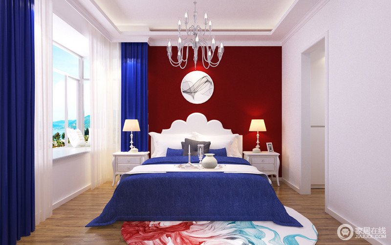 卧室涂刷的是硅藻泥3代抗醛墙漆，与宝蓝色的布艺搭配。选用的喜仕隆窗台板安全无辐射。没有过多的修饰，卧室就是要简简单单，给休息带来更大的舒适感。