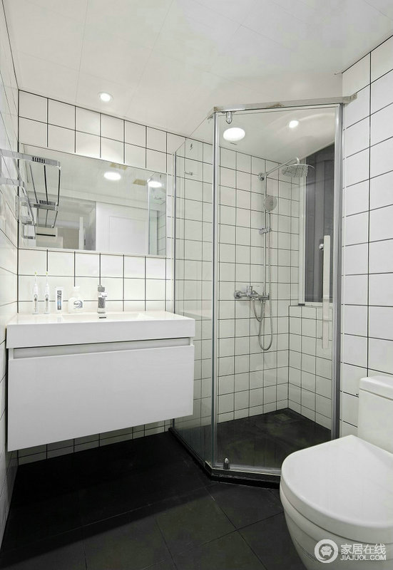 卫生间搭配白色的洁具，营造清新感。雅致的浴缸藏有让人放松身心的魔力；小而精致的卫生间，清爽整洁是主基调