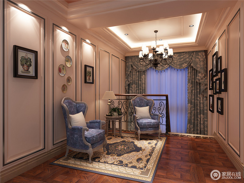 进入二楼可感受深深的典雅与静谧，蓝色古典沙发与花纹地毯打造出别趣的一角；盘形装饰和挂画让空间不脱离生活。