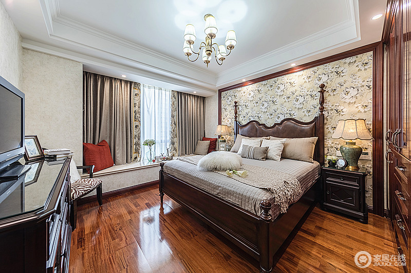 卧室线条利整、木地板与美式复古床彰显了美式经典之美，米色碎花壁纸装点出了古典感；窗帘和床品色彩统一，以中性柔和塑造温馨。