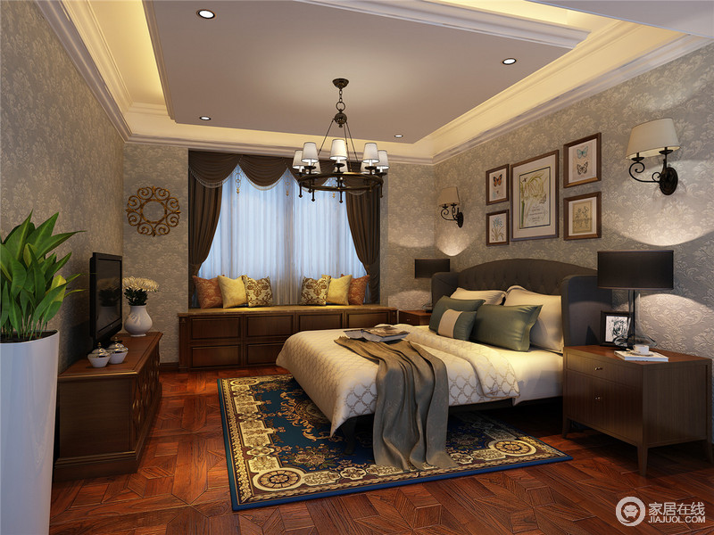 淡灰色花卉壁纸营造了一个灰雅的空间基调，红木地板与褐色家具彰显出沉稳大气，在蓝黄花纹图案地毯的点缀下，卧室更添冷静与温馨。