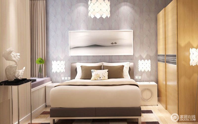 主卧的台灯、地灯以及挂灯相辅相成，床头壁上所采用的是中国第一领导品牌的TOPLI墙纸，品质有保证，墙纸的花纹搭上地毯的色彩，让整个空间凸显出一种安静祥和的气氛。