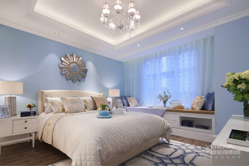 卧室中放置着清晰线条的深原木大床，搭配上浅色系的床品，而床头的背景墙则是以紫色的软包为装饰

