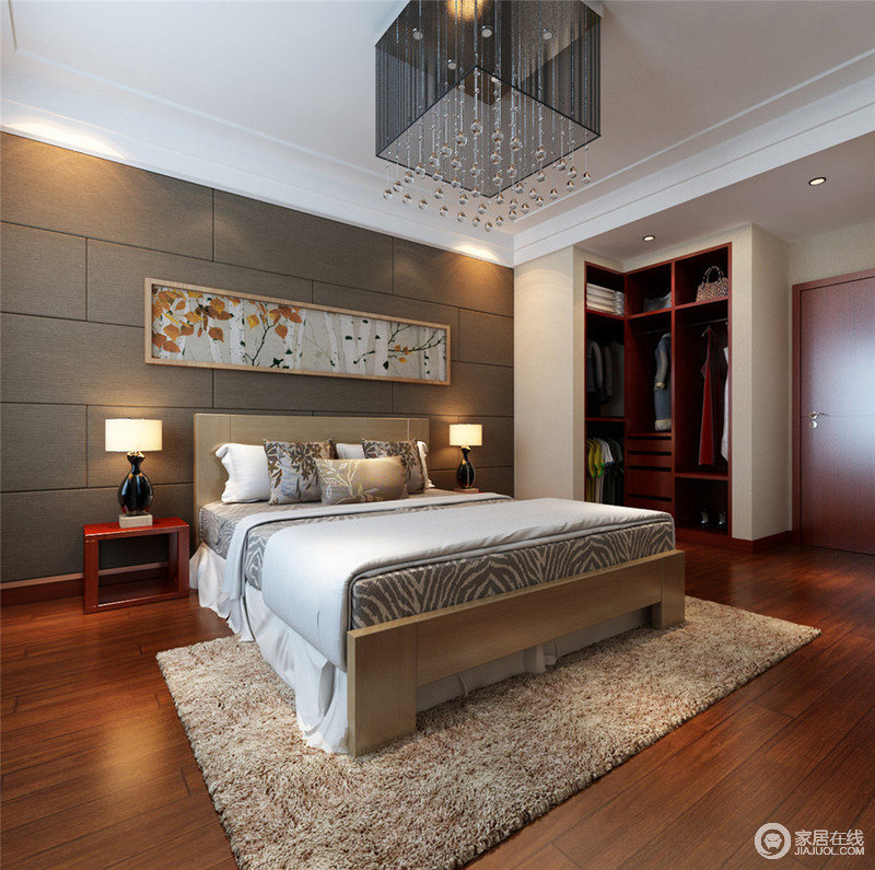 卧室巧妙的利用拐角墙面融合红色实木步入式衣柜，格子架使衣物分门别类摆放。咖色与木色的空间主调里，床品布艺上的花纹与画作呼应，渲染空间的自然韵味。