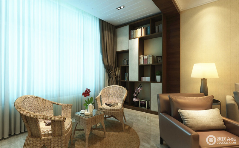 客厅设置了微型休息区，藤椅和贬值的木质地毯，让空间充满木色香气。