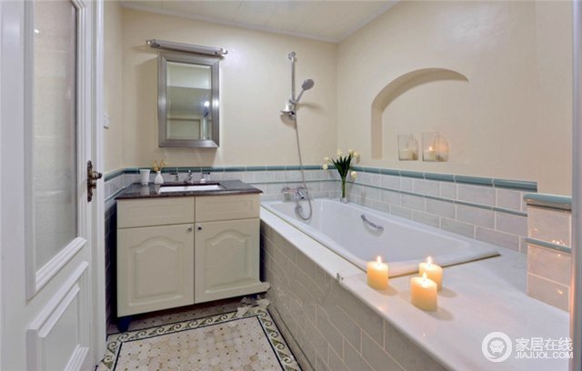 设计师将墙体打造出一个拱形结构，特意放置烛台，并与浴缸台面上的烛台形成浪漫的氛围；美式盥洗台虽显简单，却令空间充满美式情怀。