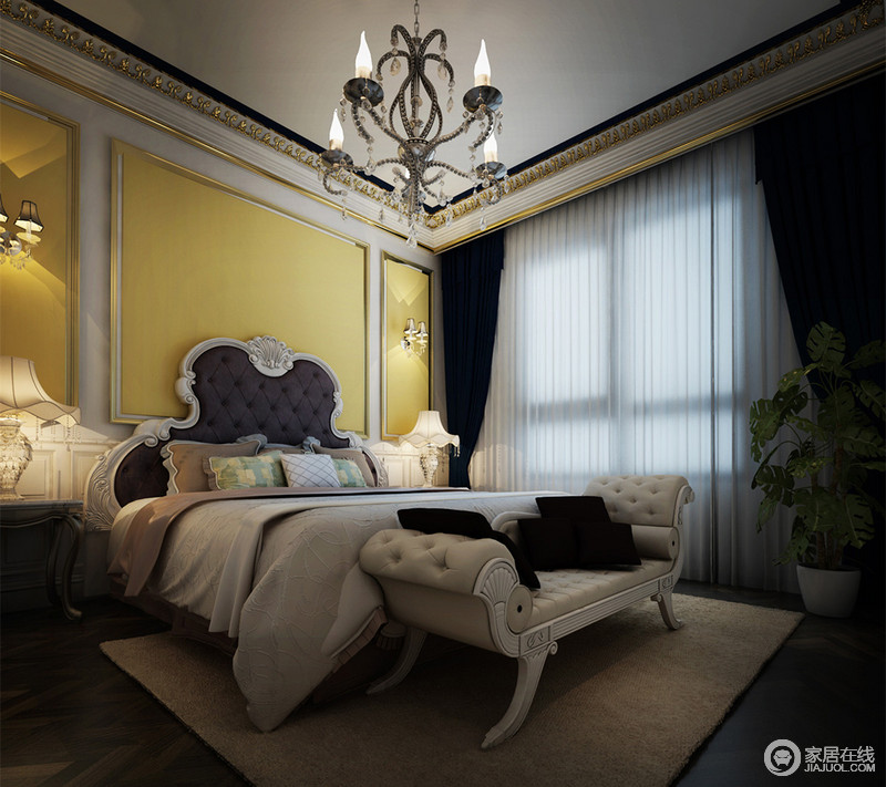 卧室色调明暗结合，床头的金黄色搭配天花边缘镶嵌的描金雕花，充满了富贵情调；有着优美曲线的双人床上，床品色彩温暖平和，中和了亮黄色带来的跳跃。