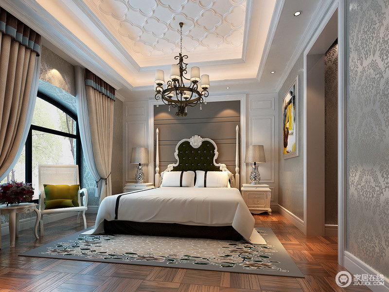 卧室因清静为主，设计师选用白色为主调，从吊灯的造型结构、立面和美式古典家具上无一例外，一股浓浓的美洲风情足以清逸良久；而新古典黑白色调的双人床带着尊贵之感与繁华地毯蔓延出雅致。