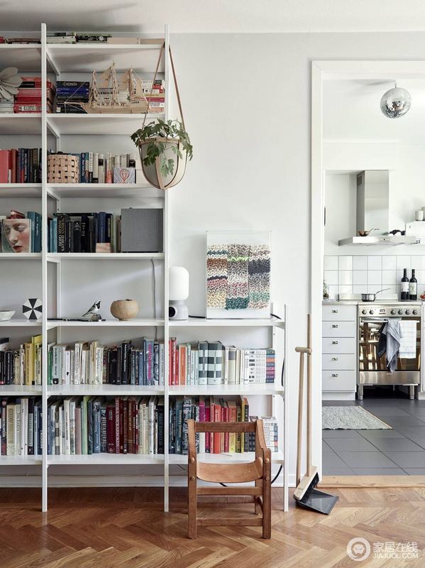客厅的一角被变为了一个小型的书房，书架简约实用，巧妙地让空间具有了文艺生活气息。