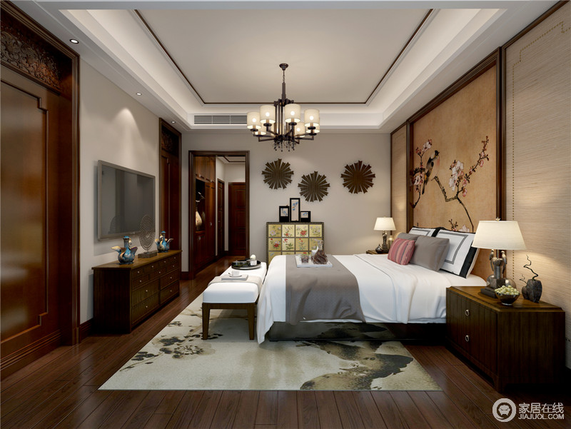 卧室包含众多元素，床头柔和的花鸟画自然清新，与地毯上水墨形成诗意呼应。卧室地面的木质地板与门、柜呼应，再配上素雅床品，古典又不失现代质感的空间氛围营造出来。
