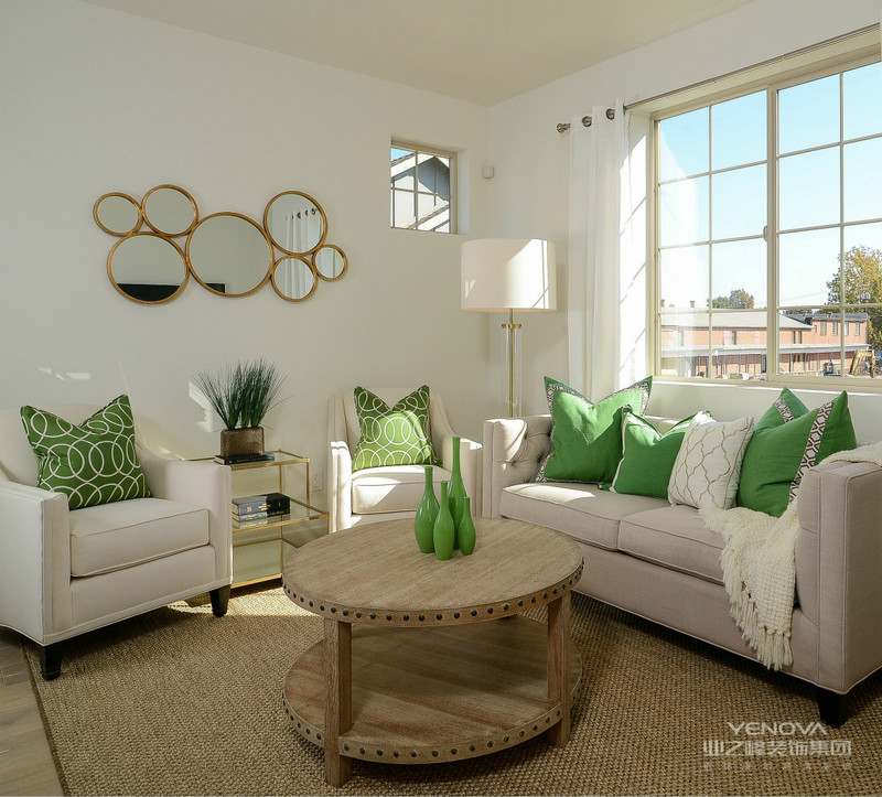 客厅，米白色的布艺沙发、沙发经典美式风格搭配，整个空间简约大气。

