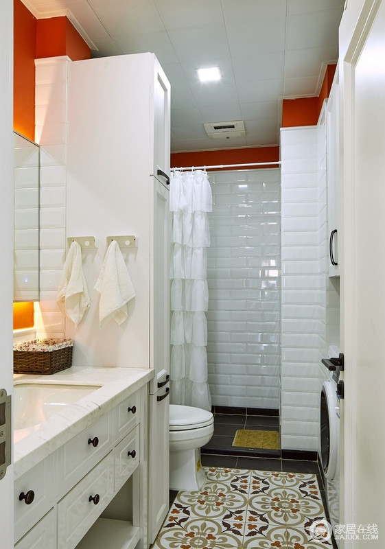 卫生间光洁如新的白，浓艳的橘红色和几块拼图花砖交映辉映，整洁而不失灵动，让原本干湿分离的设计尤为利落。
