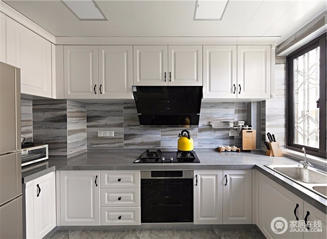 厨房的整体色调以白色为主，搭配灰色的大理石墙面砖，简约大气。