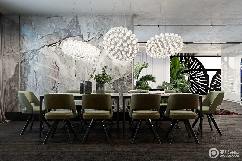 从大理石墙的末端投射出来的热带植物对客厅和餐厅都有装饰性的吸引力。