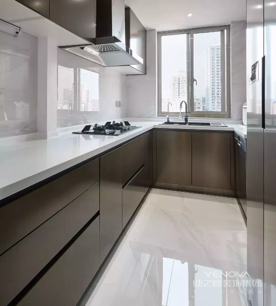 厨房，缤灰和白色的色彩过渡，创造丰盈感的同时也提高了整洁度。


