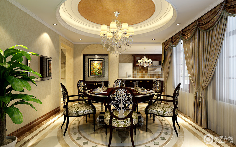 餐厅中规中矩，奢华的铁艺欧式餐椅高贵优雅，展露着黑色时髦与古典。