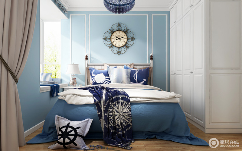 考虑到安全健康，卧室使用了蓝色硅藻泥3代抗醛墙漆，白色石膏线造型装饰，让人感觉置身于辽阔的海洋之中，床头壁上古朴的挂钟，显示着居住者的品位，白色的天花板让整个房间的色彩更加搭配。