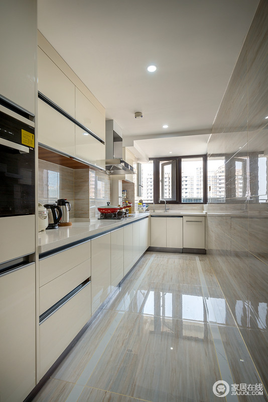 厨房以中性色为主，从实用性出发，改变了小空间的局限性，让功能生发出设计感；地砖细腻而自然的纹理绽放着通透之光，与白色整体橱柜相和，更显质感。