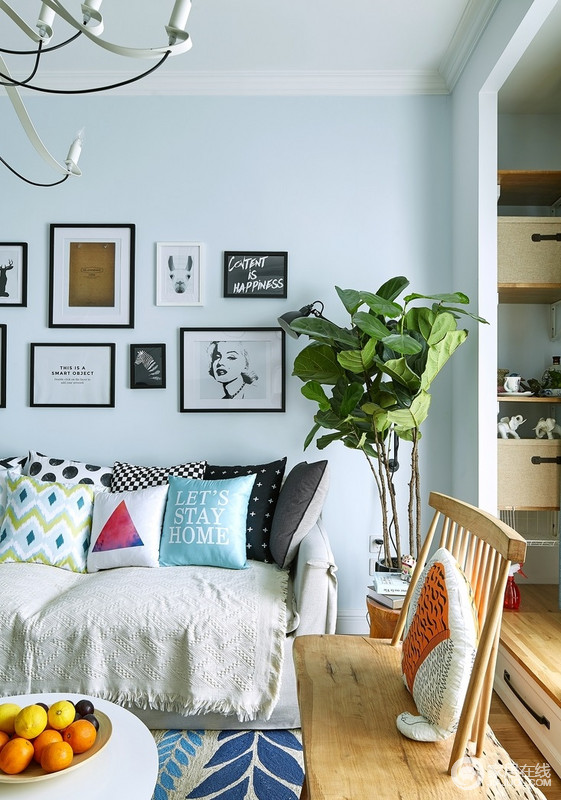 最美不过那盆郁郁葱葱的琴叶榕，为整个空间带来了北欧清新，原本浅蓝色的背景墙因为黑白组合的挂画多了艺术感，正如多样式的靠垫，给空间一抹色彩。