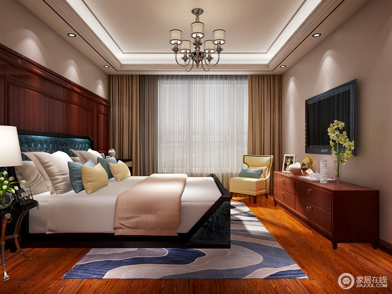 卧室的立面以驼色的中性之雅蔓延至四处，与实木地板的橙红色形成强烈的反差，让空间更加多彩；除去新古典家具的曲线优美外，蓝色地毯的变化感与纯色靠垫和扶手椅的典雅，令空间温馨之外更典雅。