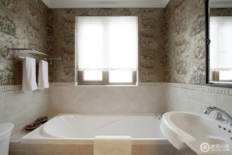 卫浴间的墙面上下分区而设，将仿古砖和彩色釉面砖结合，打造欧式恢弘艺术；白色的盥洗台和浴缸让人尊享沐浴时光。