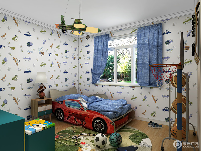 儿童房里卡通的壁纸让整个空间充满了童趣，蓝色窗帘与之组合，构成空间的轻快；汽车模型床和探索运动型玩具的摆设，让孩子能够在儿童房里释放孩子的天性，当然房间设计也要考虑收纳宝宝庞大所需物品、动线的灵活及日常使用的方便性。
