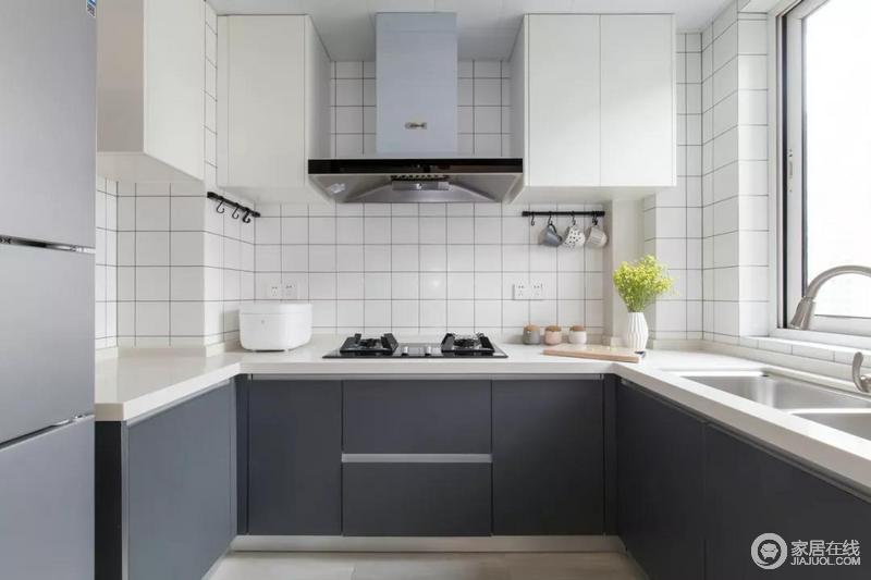 厨房采用U型布局，墙面是白色的小白砖，配合白色+蓝灰色的橱柜，干净利落之余也很时尚大方。

