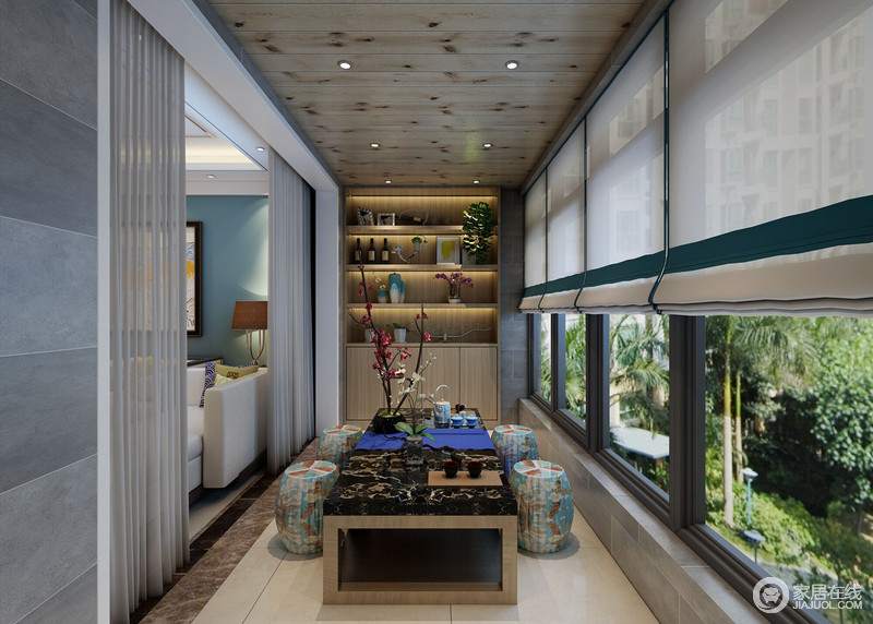 阳台中木色置物柜和茶几选用浅色木质，再配以圆凳，空间里轻轻流淌着中式意蕴。