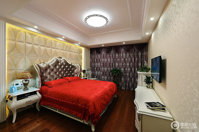 卧室则全部采用欧式风格，窗帘运用了比较暗沉的紫红色搭配，有利于家人的睡眠，床运用了欧式风格，床单则用了家人最喜欢的大红色，同时也体现出家人对传统的中国红有一种独特的爱好。