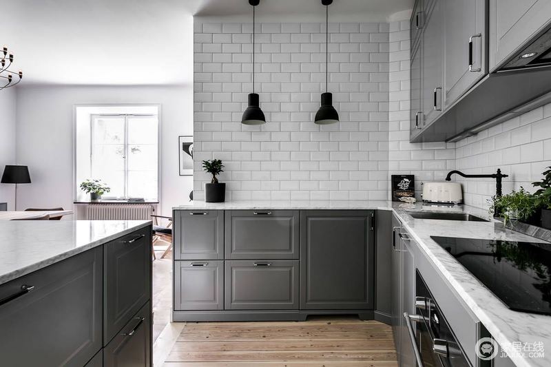 厨房小白色砖石的铺贴让空间具有了几何之美，浅灰色橱柜与之构成一种时尚浅色调，营造一种温馨、安静的生活氛围，让烹饪时光也是一种精致。