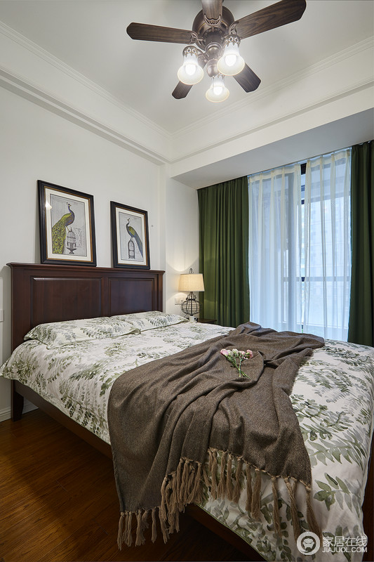 次卧墨绿色的窗帘搭配深色的家具，再配以美式经典的植物系床品，清新不失沉稳，还有点书香气息。