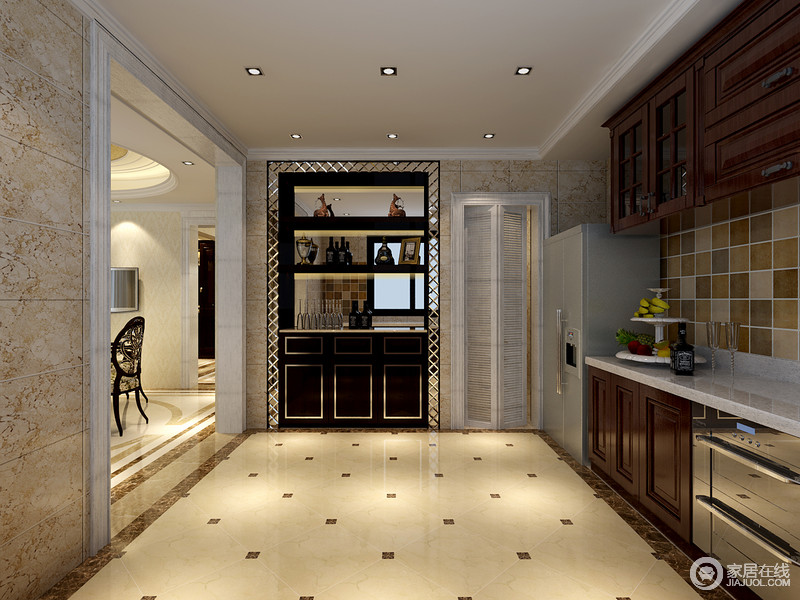 内置壁橱利用黑色与金色一改厨房的特点，令其不仅华丽，还彰显着奢华。
