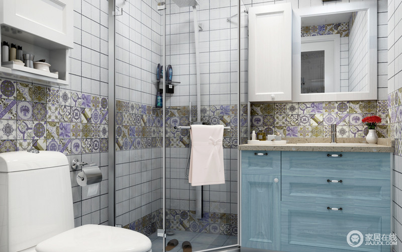 卫生间是以时尚精美、经久耐用，不易脱落西班牙进口的瓷砖为主，蓝色纹路的地砖搭配有着简单花色的白色壁砖，使得整个空间宽敞而又舒适。