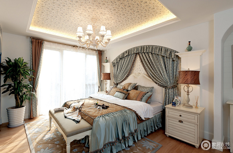 整体的色调比较低调，弧形的床头纱幔增加空间的浪漫感