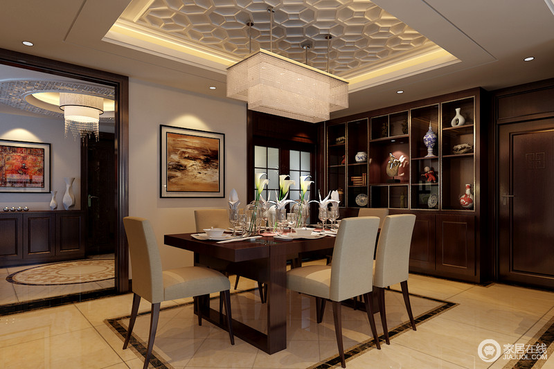 餐厅天花板同样使用仿铜钱造型，与客厅形成呼应性。方形双层流苏灯散发出柔和光线，打在暖黄色的餐椅上，带来空间上的现代时尚华丽感。收纳架与厨房门相连，既做酒柜，也做展示柜。