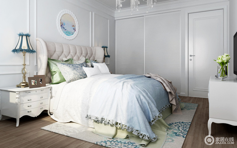 卧室的规划，延续着古典清新的风格。以白色为主轴的卧室空间，百叶形的推拉式衣柜，简约又实用。