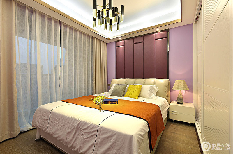 主卧室色彩比较鲜明，颜色多样，色彩间制造出了丰富的层次。
