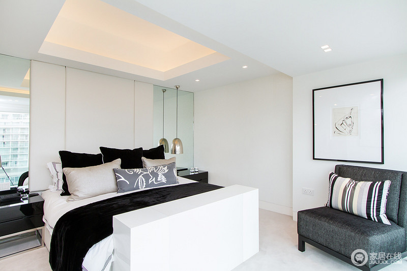 为了将纯净的气氛带入整体，设计师特地将卧室打造得十分白净，现代感的家具和饰品为这个简易的空间，添置了一份清隽。